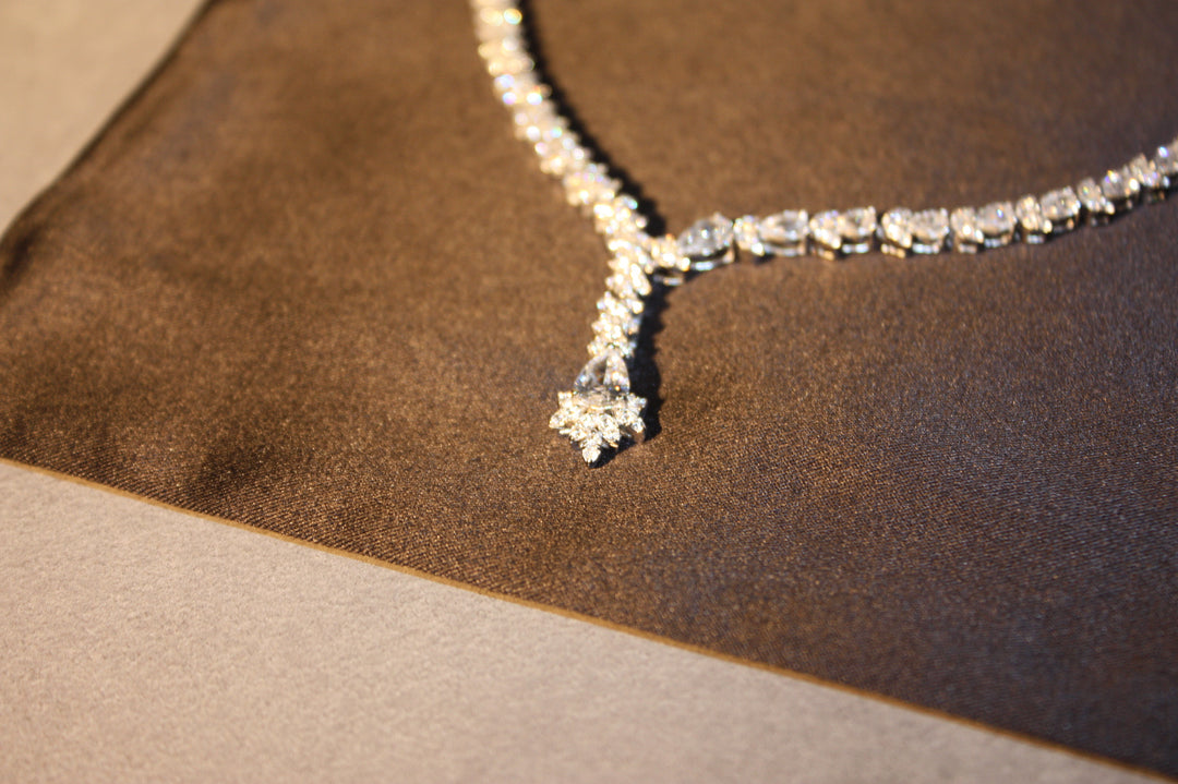 Lyxigt Smyckeset i Silver – Halsband, Armband, Örhängen & Ring med Klara Glittrande Stenar