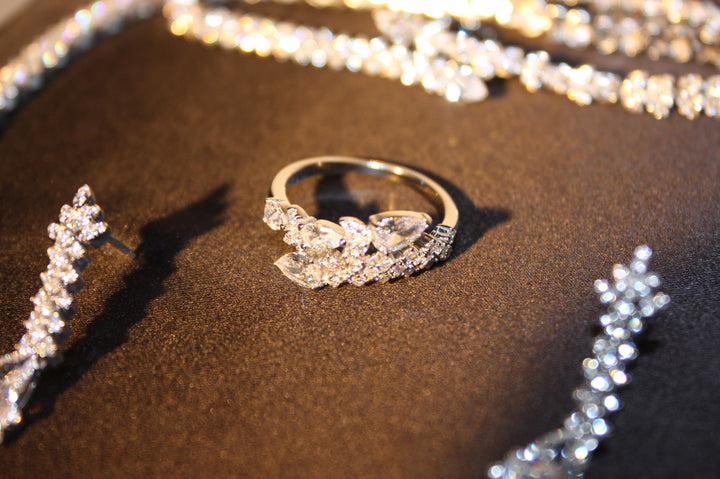 Lyxigt Smyckeset i Silver – Halsband, Armband, Örhängen & Ring med Klara Glittrande Stenar