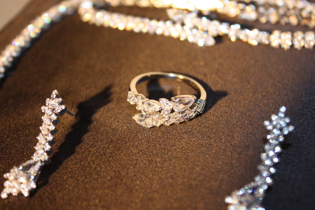 Lyxigt Smyckeset i Silver – Halsband, Armband, Örhängen & Ring med Klara Glittrande Stenar