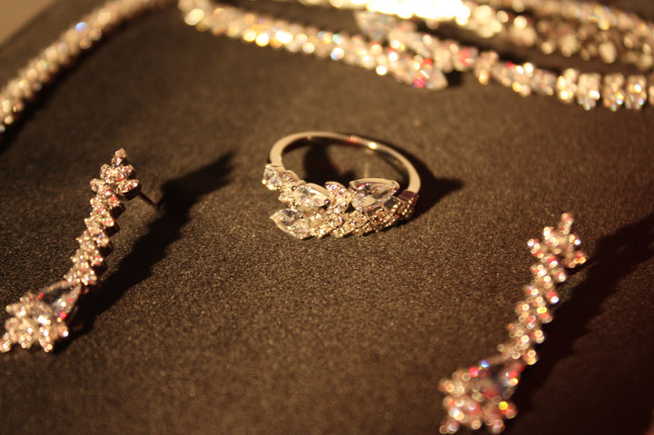 Lyxigt Smyckeset i Silver – Halsband, Armband, Örhängen & Ring med Klara Glittrande Stenar