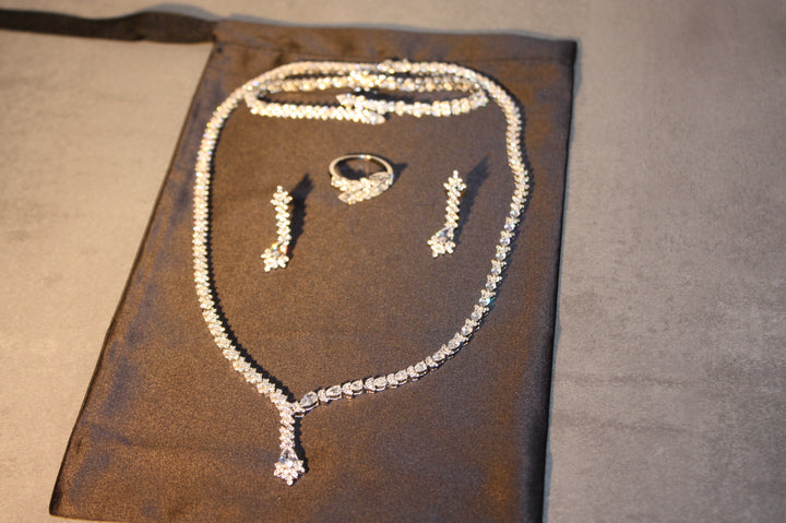 Lyxigt Smyckeset i Silver – Halsband, Armband, Örhängen & Ring med Klara Glittrande Stenar