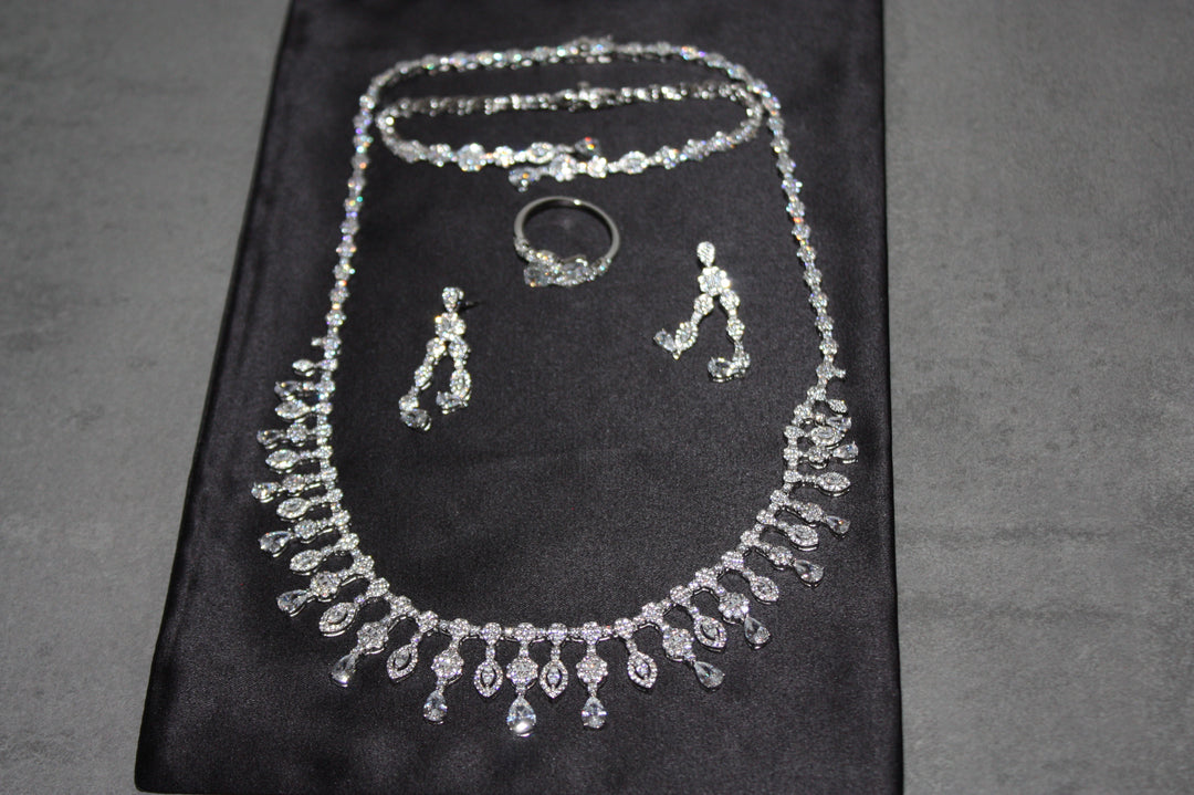 Lyxigt Smyckeset i Silver – Halsband, Armband, Örhängen & Ring med Klara Glittrande Stenar