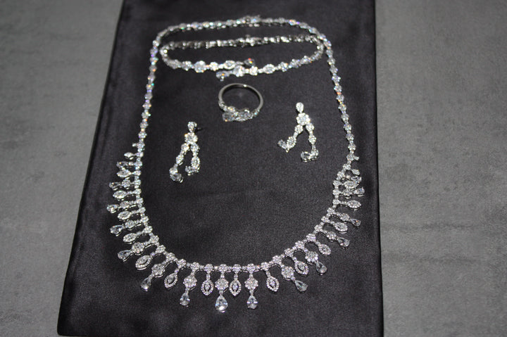 Lyxigt Smyckeset i Silver – Halsband, Armband, Örhängen & Ring med Klara Glittrande Stenar