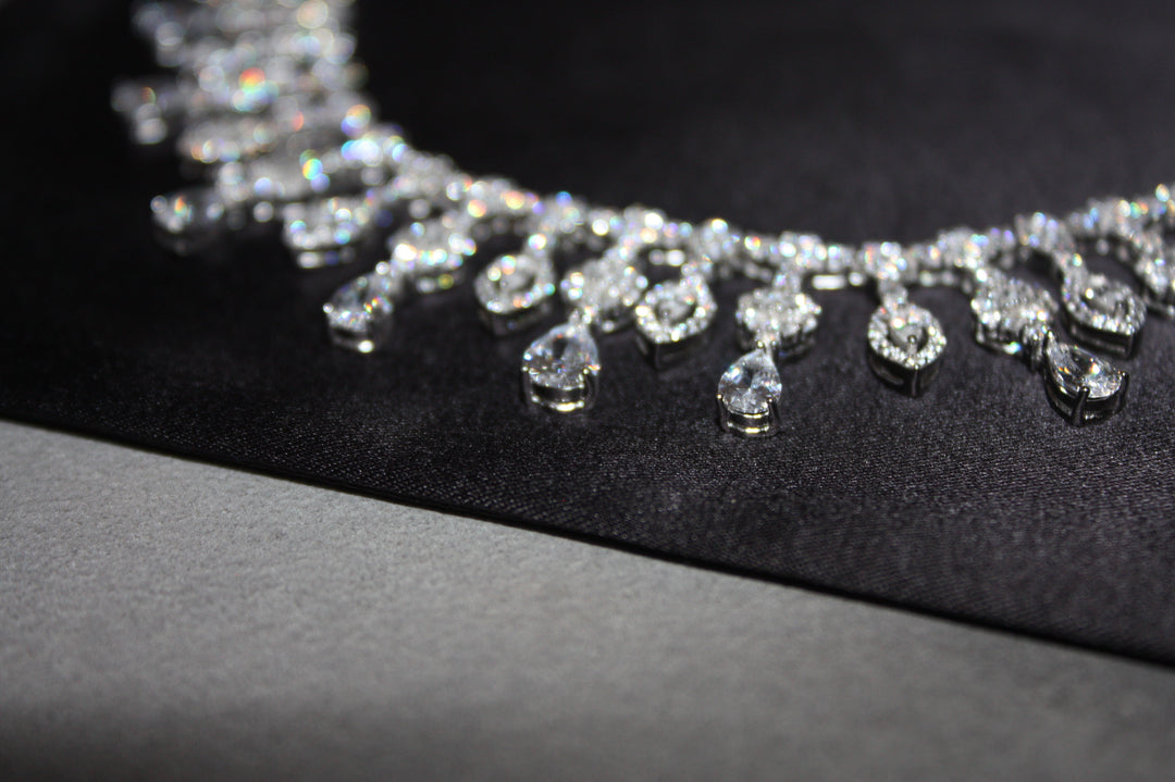 Lyxigt Smyckeset i Silver – Halsband, Armband, Örhängen & Ring med Klara Glittrande Stenar