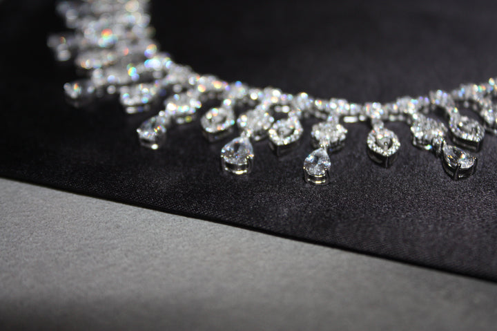 Lyxigt Smyckeset i Silver – Halsband, Armband, Örhängen & Ring med Klara Glittrande Stenar