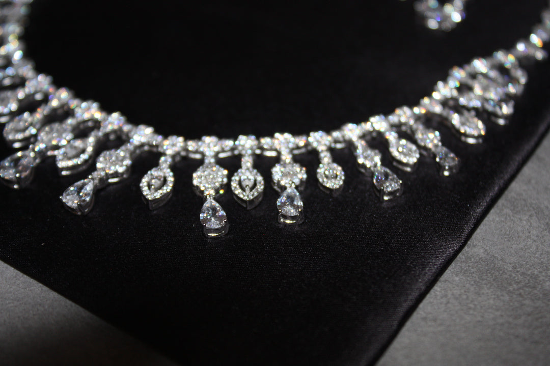 Lyxigt Smyckeset i Silver – Halsband, Armband, Örhängen & Ring med Klara Glittrande Stenar