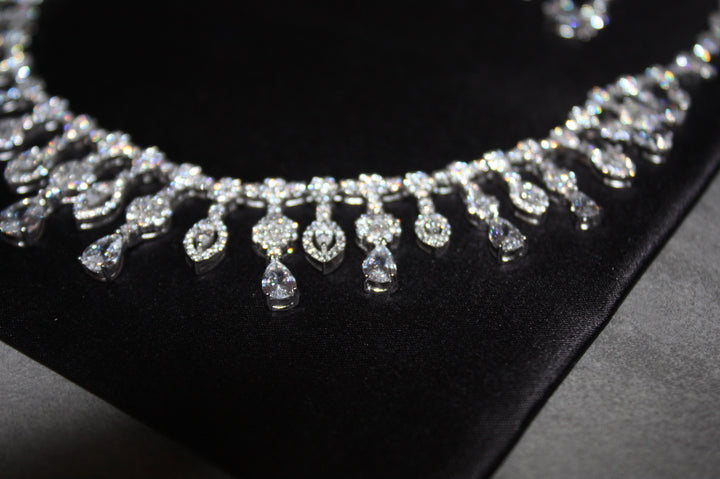 Lyxigt Smyckeset i Silver – Halsband, Armband, Örhängen & Ring med Klara Glittrande Stenar