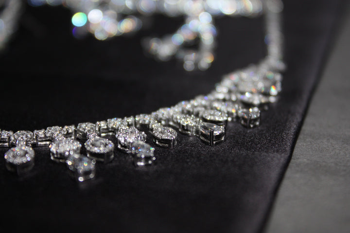 Lyxigt Smyckeset i Silver – Halsband, Armband, Örhängen & Ring med Klara Glittrande Stenar