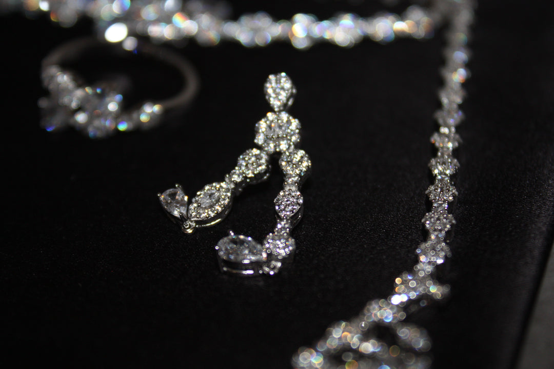 Lyxigt Smyckeset i Silver – Halsband, Armband, Örhängen & Ring med Klara Glittrande Stenar