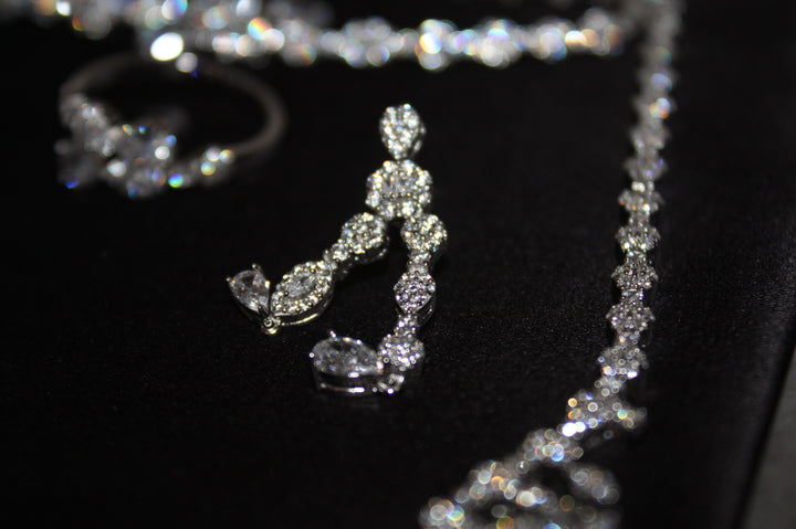 Lyxigt Smyckeset i Silver – Halsband, Armband, Örhängen & Ring med Klara Glittrande Stenar