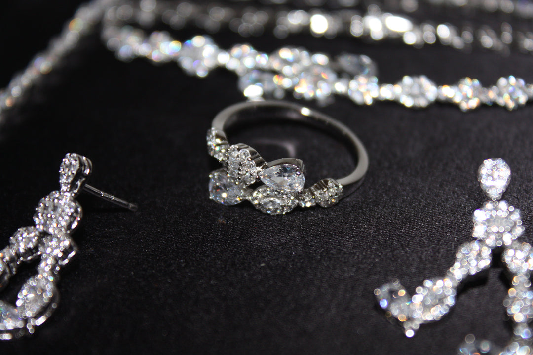Lyxigt Smyckeset i Silver – Halsband, Armband, Örhängen & Ring med Klara Glittrande Stenar