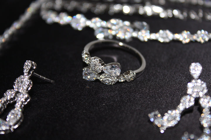 Lyxigt Smyckeset i Silver – Halsband, Armband, Örhängen & Ring med Klara Glittrande Stenar