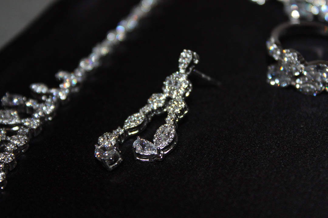 Lyxigt Smyckeset i Silver – Halsband, Armband, Örhängen & Ring med Klara Glittrande Stenar