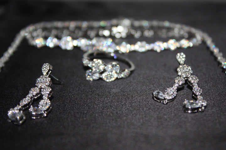 Lyxigt Smyckeset i Silver – Halsband, Armband, Örhängen & Ring med Klara Glittrande Stenar
