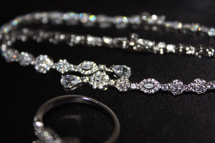 Lyxigt Smyckeset i Silver – Halsband, Armband, Örhängen & Ring med Klara Glittrande Stenar