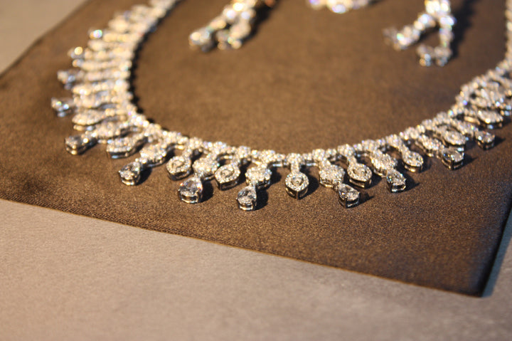 Lyxigt Smyckeset i Silver – Halsband, Armband, Örhängen & Ring med Klara Glittrande Stenar