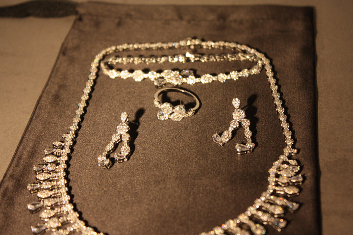Lyxigt Smyckeset i Silver – Halsband, Armband, Örhängen & Ring med Klara Glittrande Stenar