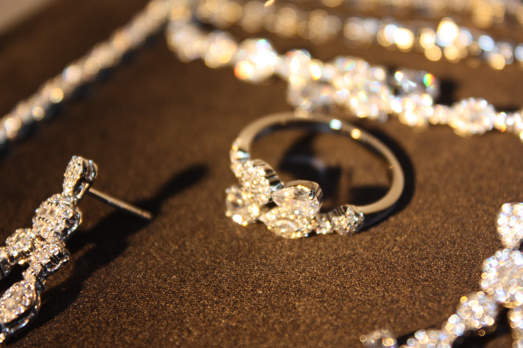 Lyxigt Smyckeset i Silver – Halsband, Armband, Örhängen & Ring med Klara Glittrande Stenar