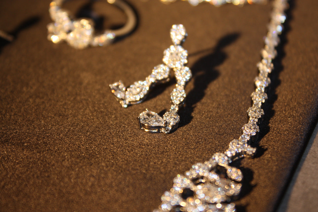 Lyxigt Smyckeset i Silver – Halsband, Armband, Örhängen & Ring med Klara Glittrande Stenar