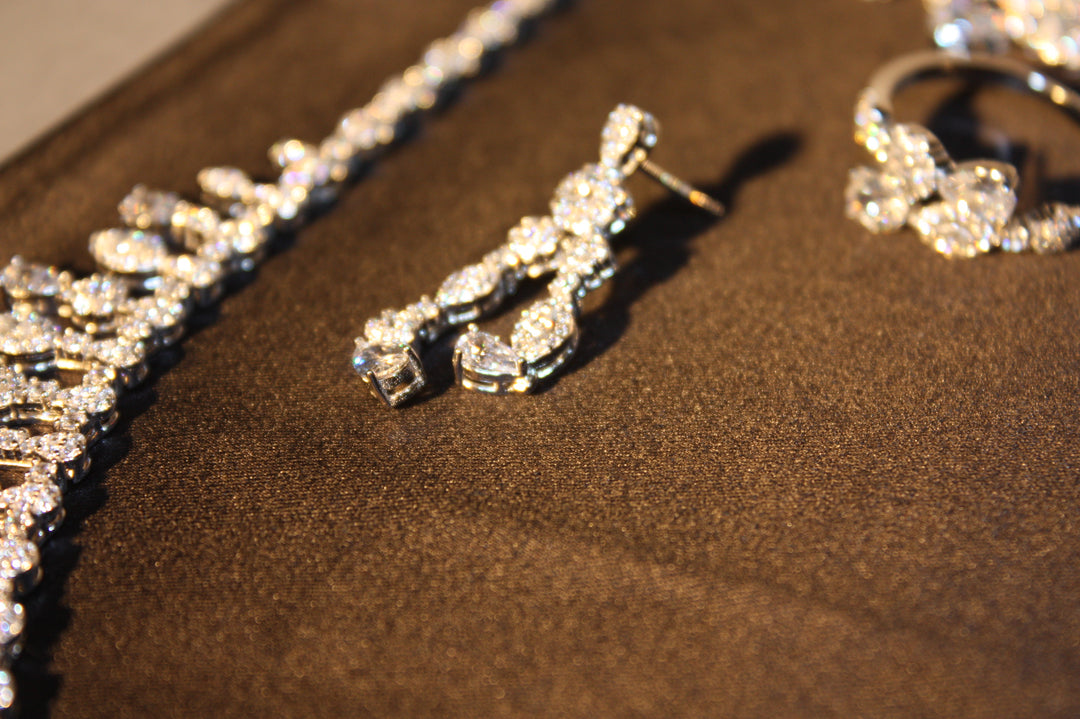 Lyxigt Smyckeset i Silver – Halsband, Armband, Örhängen & Ring med Klara Glittrande Stenar