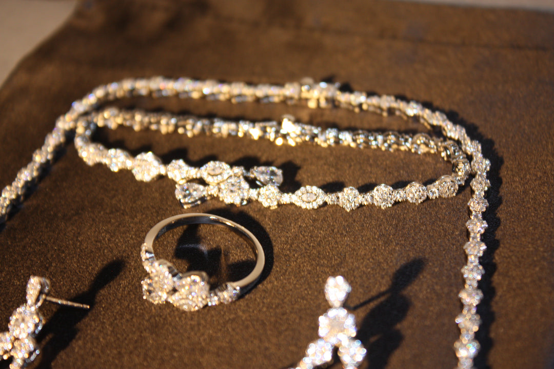 Lyxigt Smyckeset i Silver – Halsband, Armband, Örhängen & Ring med Klara Glittrande Stenar