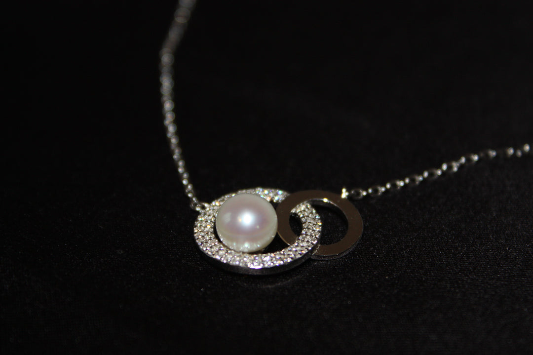 Luna – Halsband i Äkta Silver med Pärla & Glittrande Stenar – 3.89 g