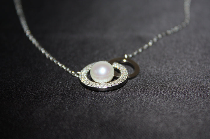 Luna – Halsband i Äkta Silver med Pärla & Glittrande Stenar – 3.89 g