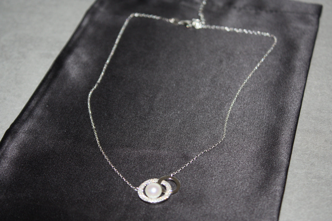 Luna – Halsband i Äkta Silver med Pärla & Glittrande Stenar – 3.89 g