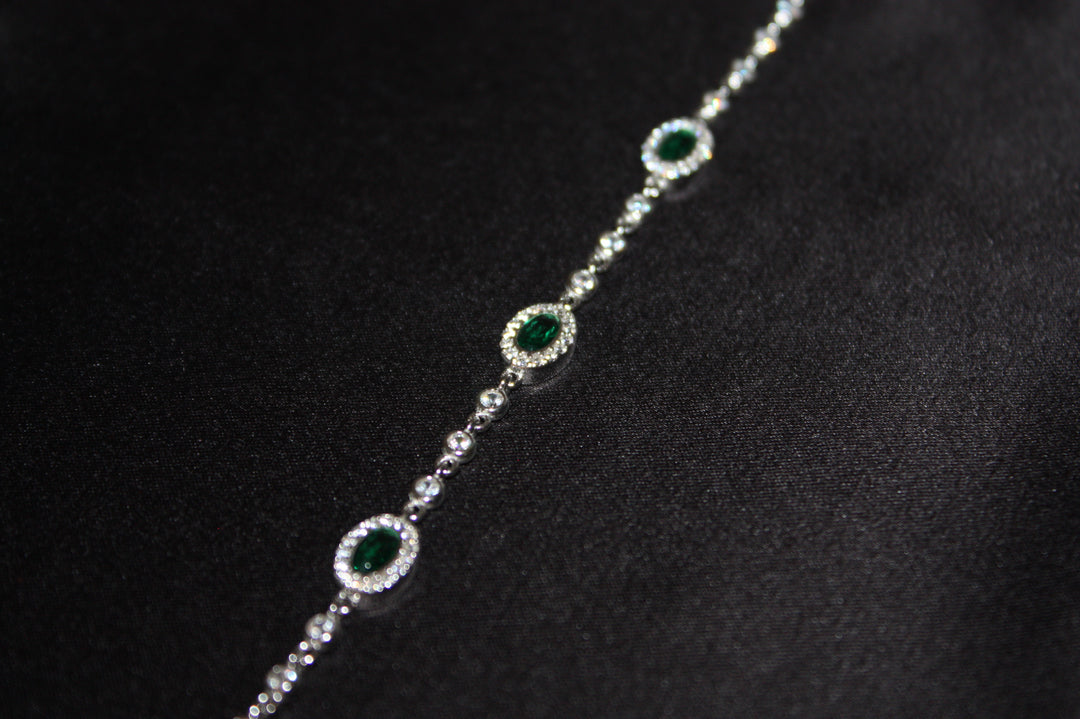 Emerald Grace – Lyxigt Armband i Äkta Silver med Gröna Naturliga Stenar