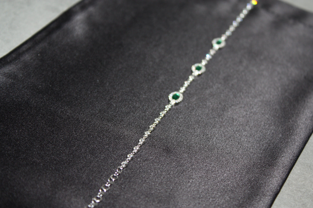 Emerald Grace – Lyxigt Armband i Äkta Silver med Gröna Naturliga Stenar