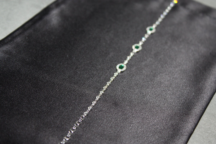 Emerald Grace – Lyxigt Armband i Äkta Silver med Gröna Naturliga Stenar