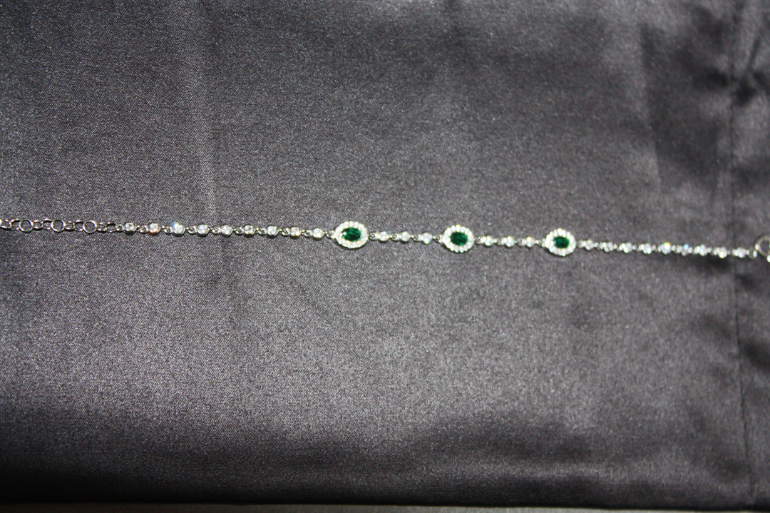 Emerald Grace – Lyxigt Armband i Äkta Silver med Gröna Naturliga Stenar