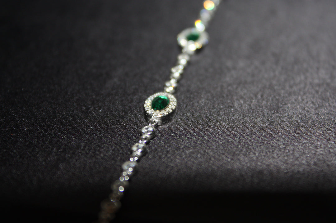 Emerald Grace – Lyxigt Armband i Äkta Silver med Gröna Naturliga Stenar