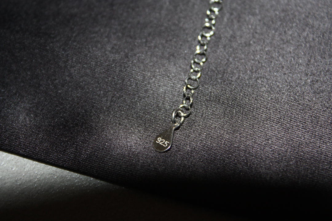 Emerald Grace – Lyxigt Armband i Äkta Silver med Gröna Naturliga Stenar