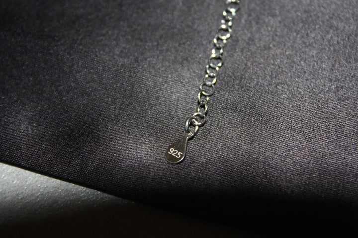 Emerald Grace – Lyxigt Armband i Äkta Silver med Gröna Naturliga Stenar