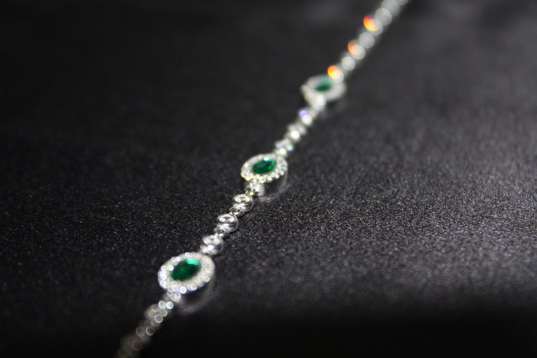 Emerald Grace – Lyxigt Armband i Äkta Silver med Gröna Naturliga Stenar