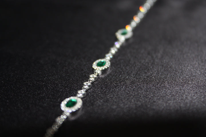 Emerald Grace – Lyxigt Armband i Äkta Silver med Gröna Naturliga Stenar
