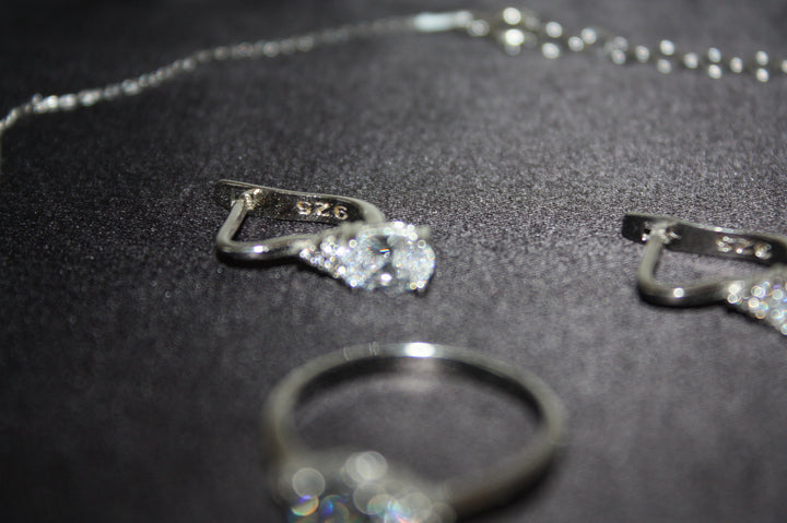 Aurora Elegance – Smyckeset i Sterling Silver med Swarovski Zirconia