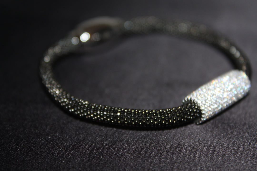 Midnight Spark - Elegant Silverarmband med Svart Mesh & Kristallcylinder – 925 Sterling Silver