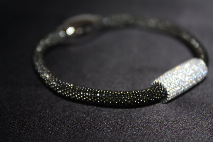 Midnight Spark - Elegant Silverarmband med Svart Mesh & Kristallcylinder – 925 Sterling Silver