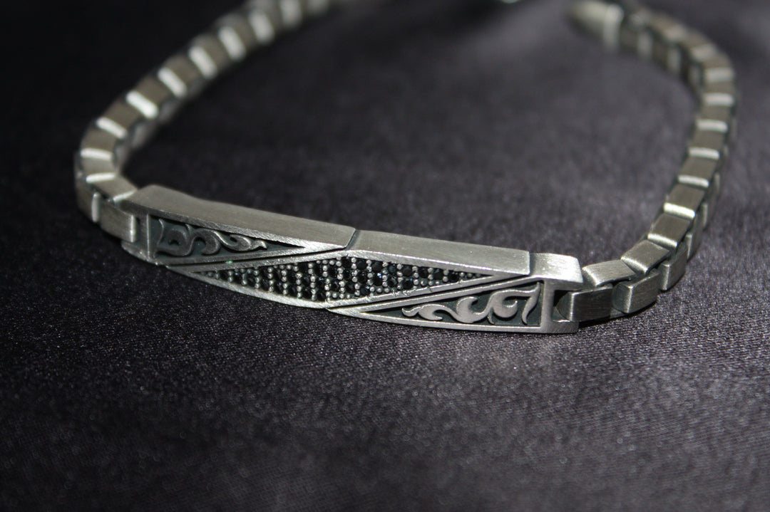 Obsidian Edge – Maskulint Armband i Oxiderat Silver (22,8g)