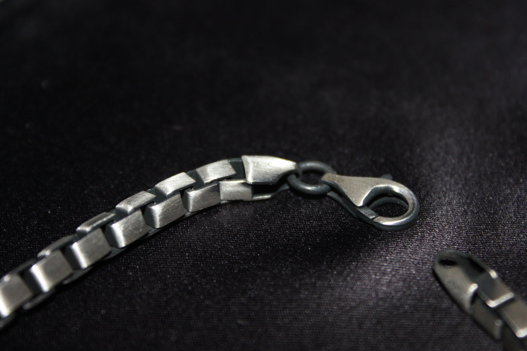 Obsidian Edge – Maskulint Armband i Oxiderat Silver (22,8g)