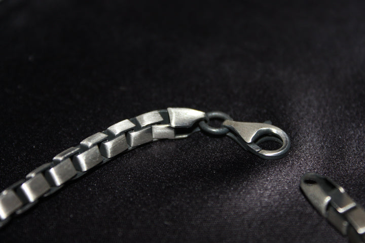 Obsidian Edge – Maskulint Armband i Oxiderat Silver (22,8g)