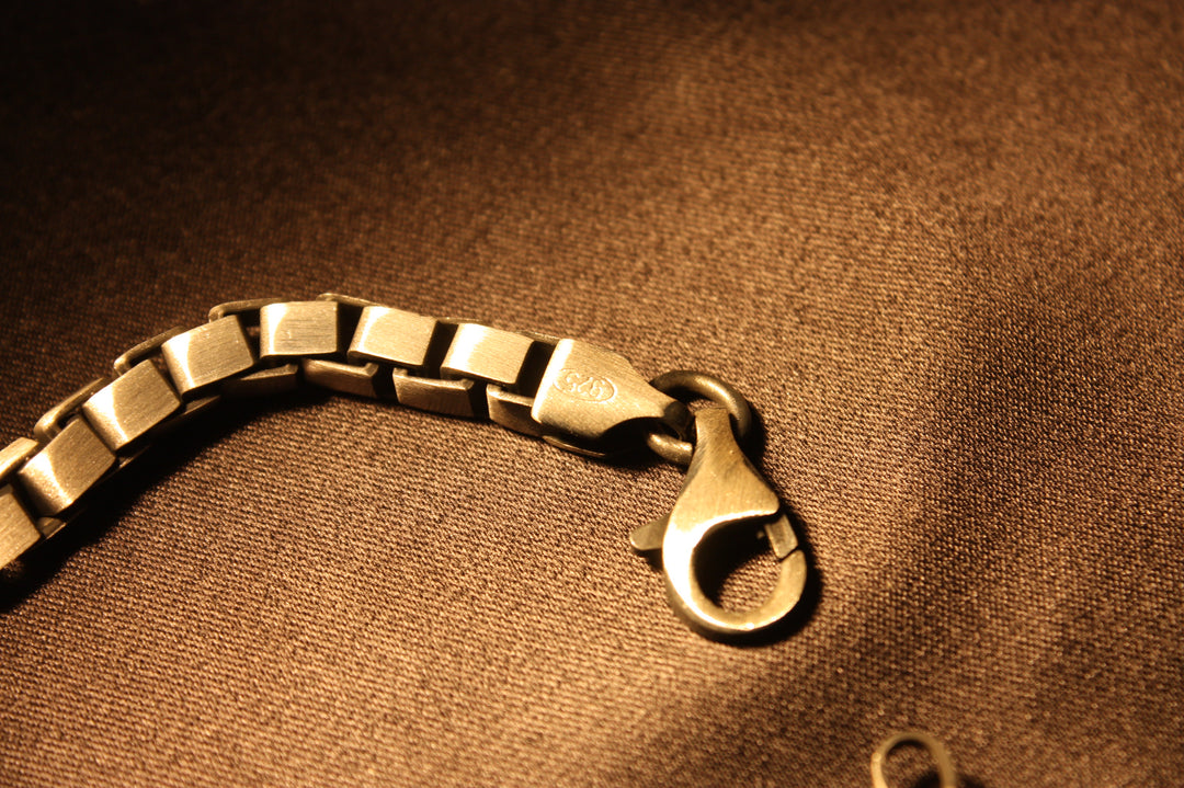 Obsidian Edge – Maskulint Armband i Oxiderat Silver (22,8g)