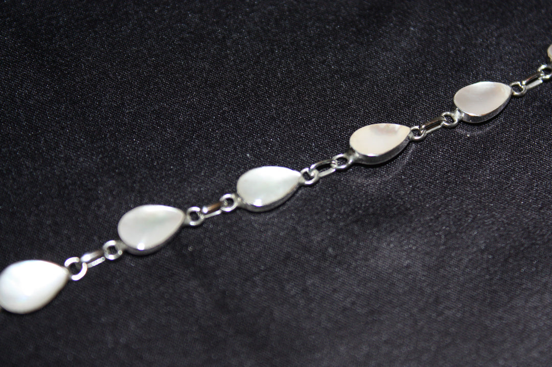 Moonlight Teardrops – Armband i Äkta Silver med Pärlemor