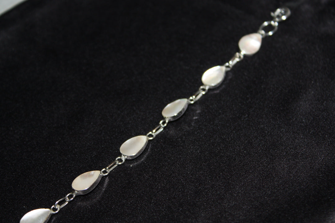 Moonlight Teardrops – Armband i Äkta Silver med Pärlemor