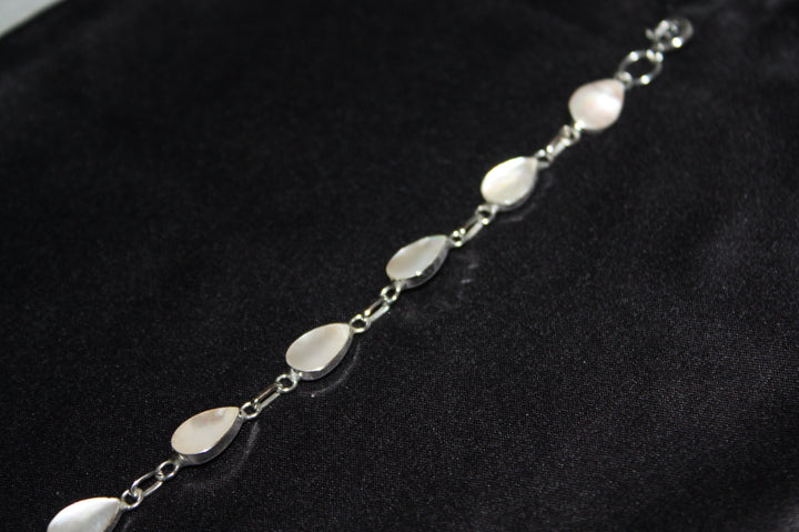 Moonlight Teardrops – Armband i Äkta Silver med Pärlemor