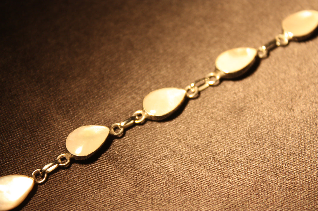 Moonlight Teardrops – Armband i Äkta Silver med Pärlemor