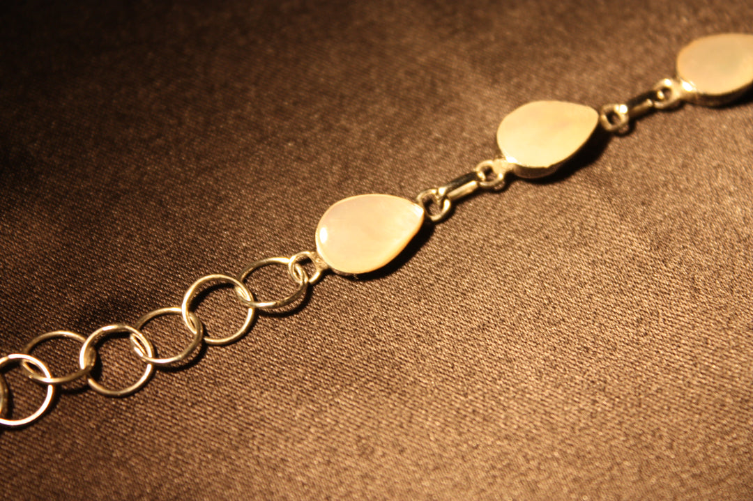 Moonlight Teardrops – Armband i Äkta Silver med Pärlemor