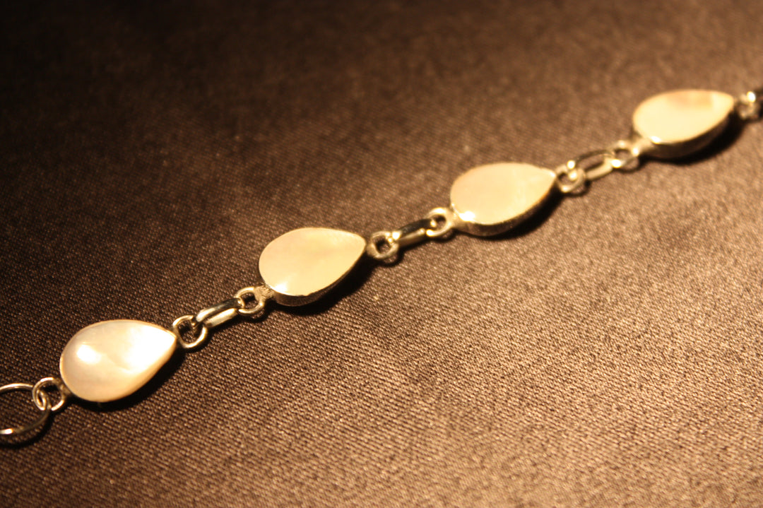 Moonlight Teardrops – Armband i Äkta Silver med Pärlemor
